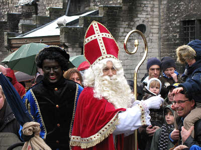 San Nicolás de Bari acompañado de su escudero Pikkie